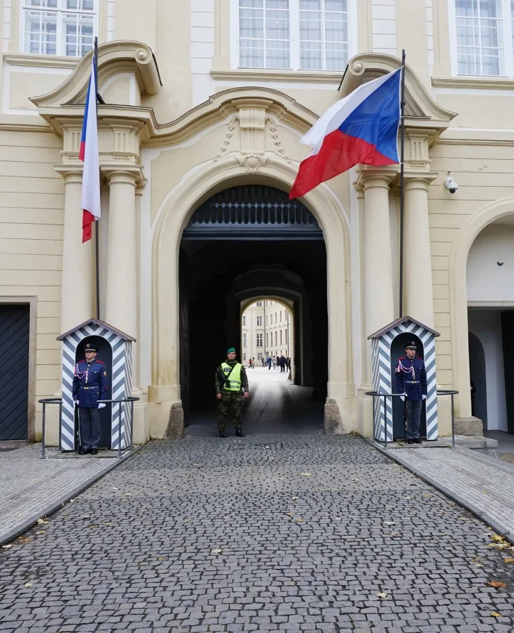 changing of the guard prague castle