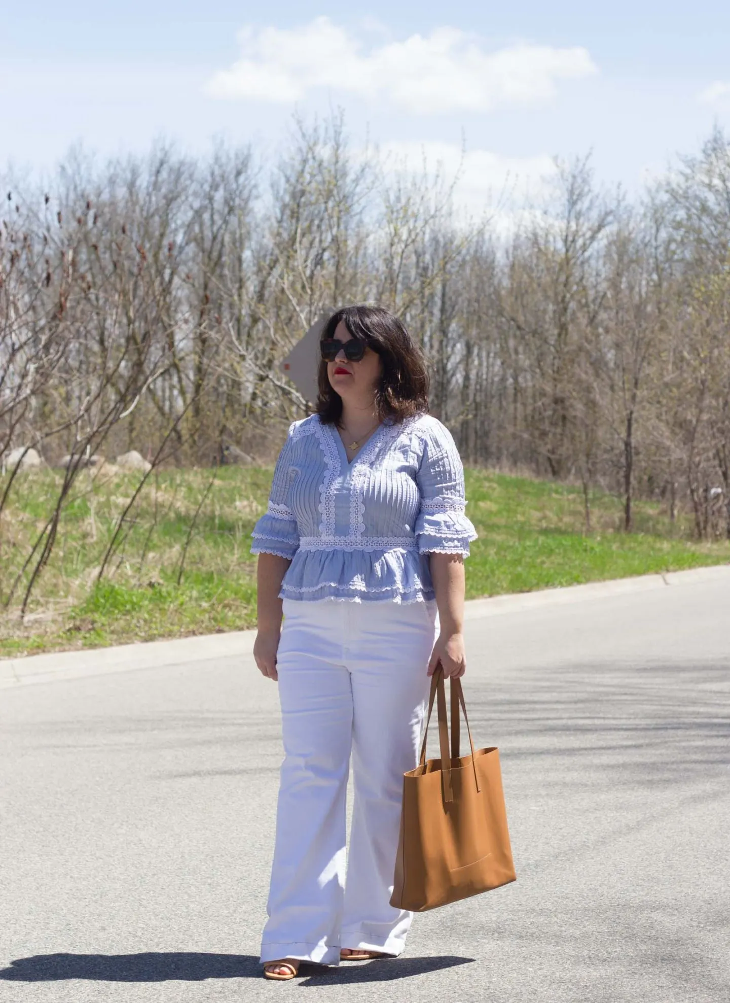 pretty blue peplum top, white flare jeans, everlane megan markle tote