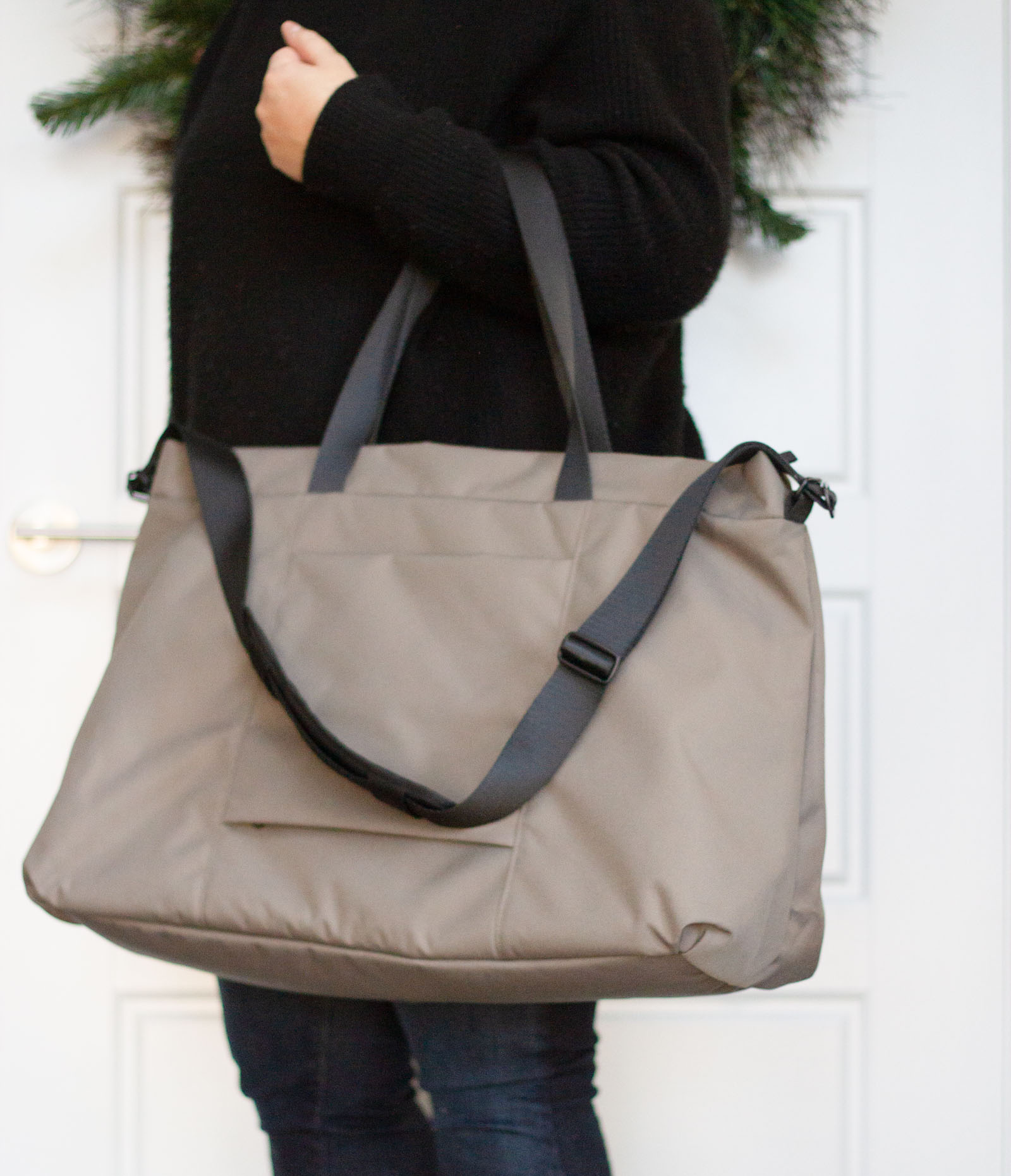 Everlane Renew Transit Weekender Review ⋆ chic everywhere