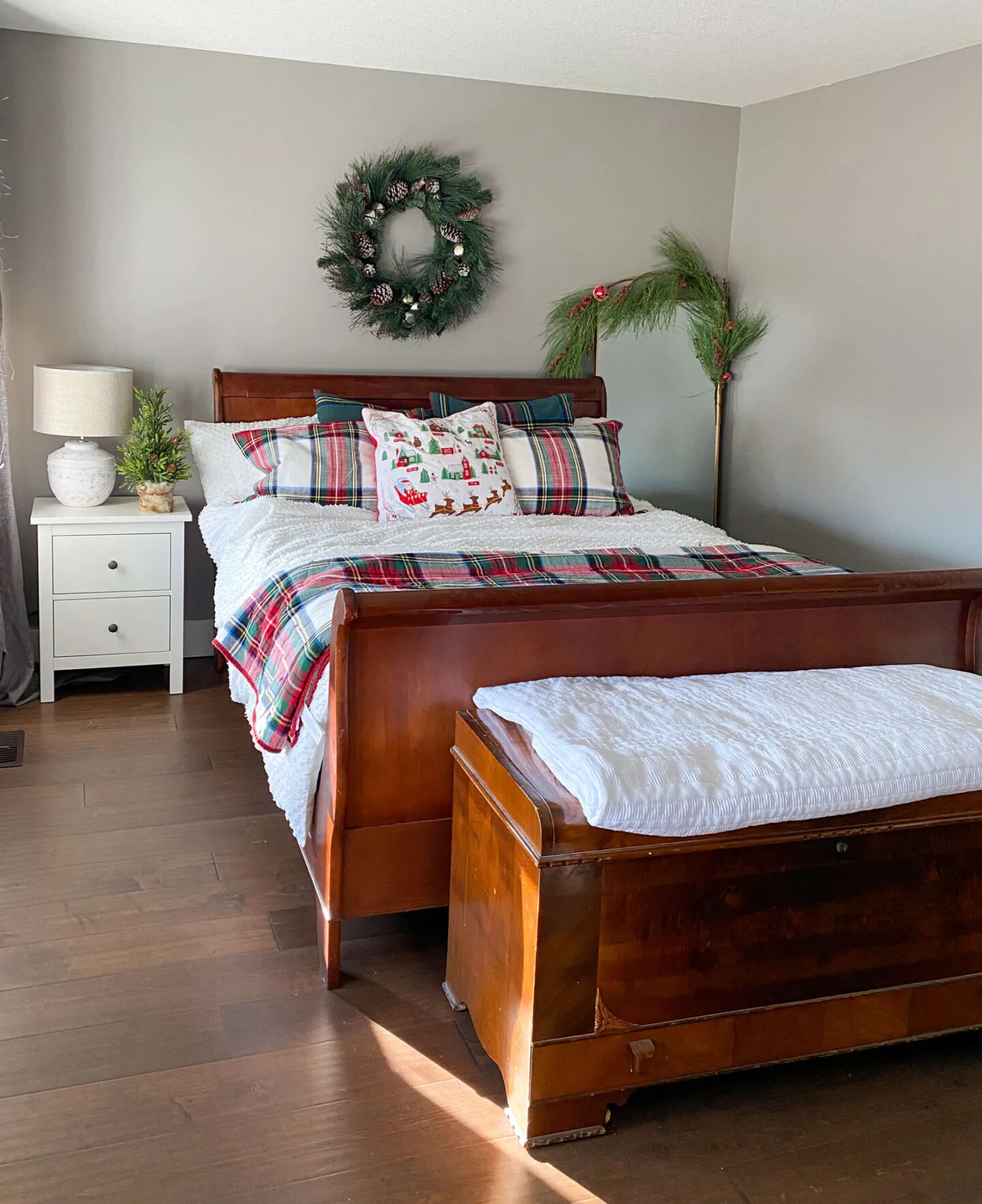 christmas guest bedroom