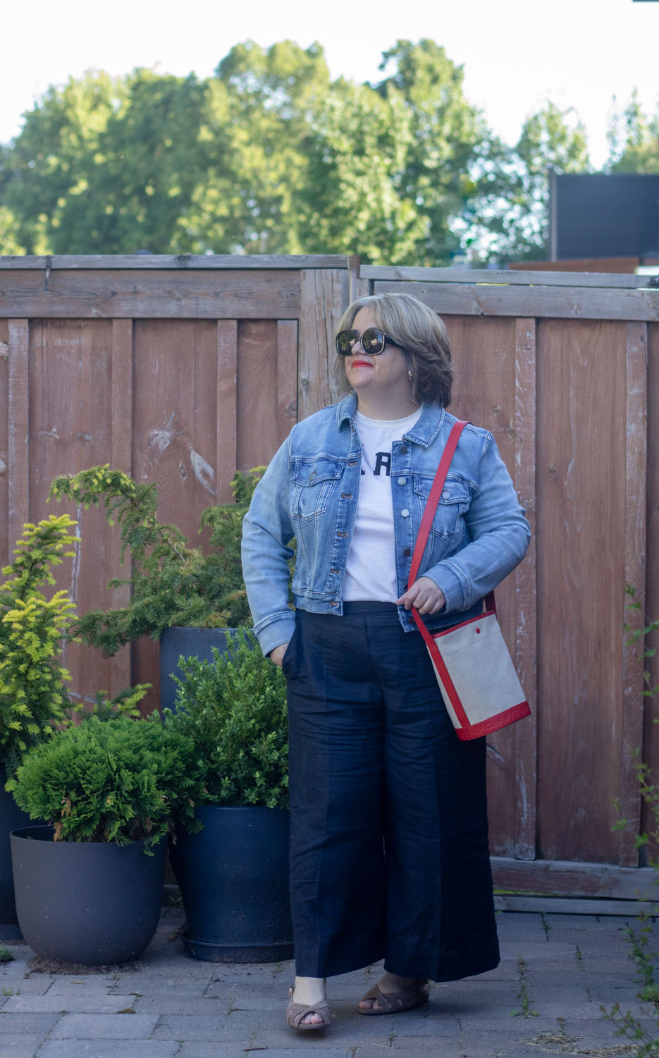 navy linen culottes outfit with jean jacket 