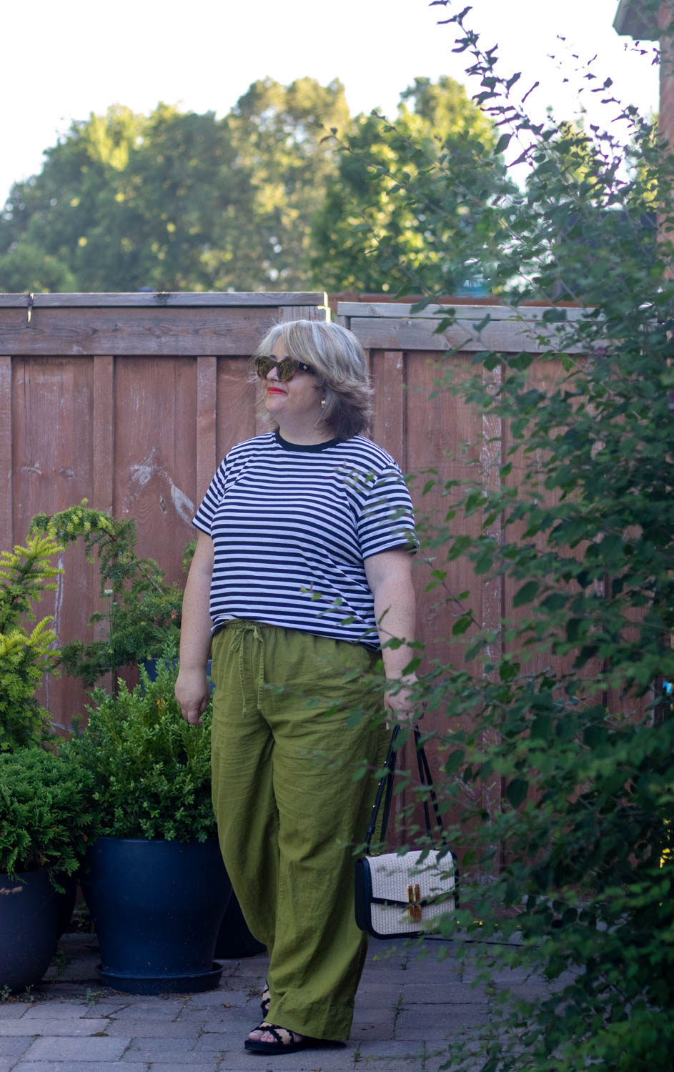 green drawstring linen pants outfit with stripes