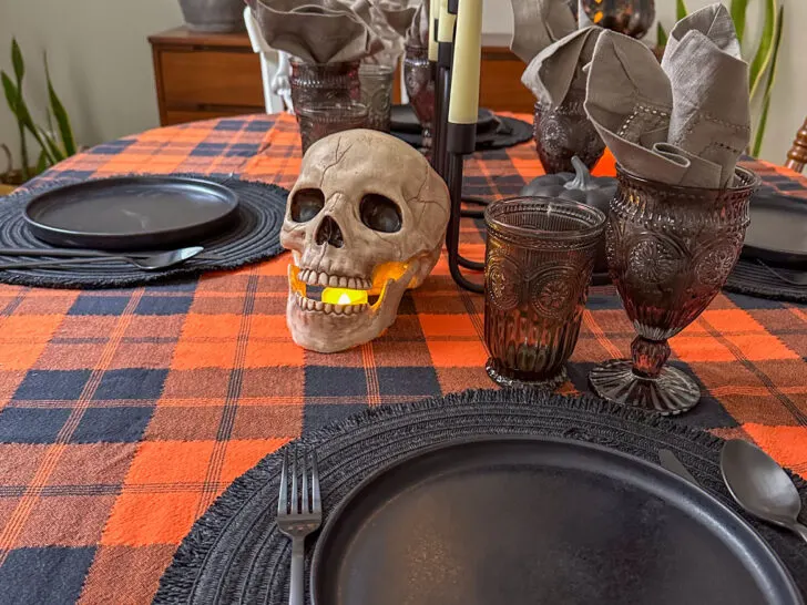 Halloween table setting, halloween tablescape, spooky table setting