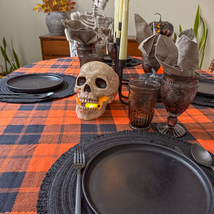 Halloween table setting, halloween tablescape, spooky table setting