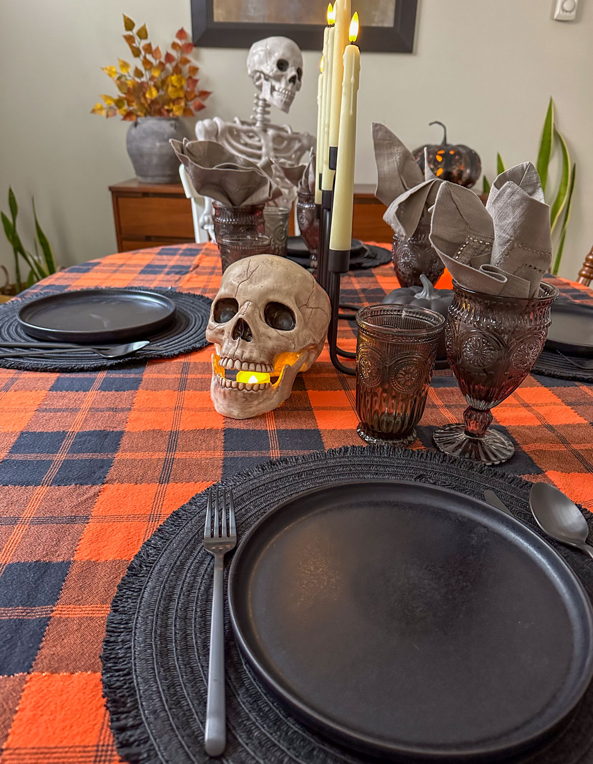 Halloween table setting, halloween tablescape, spooky table setting