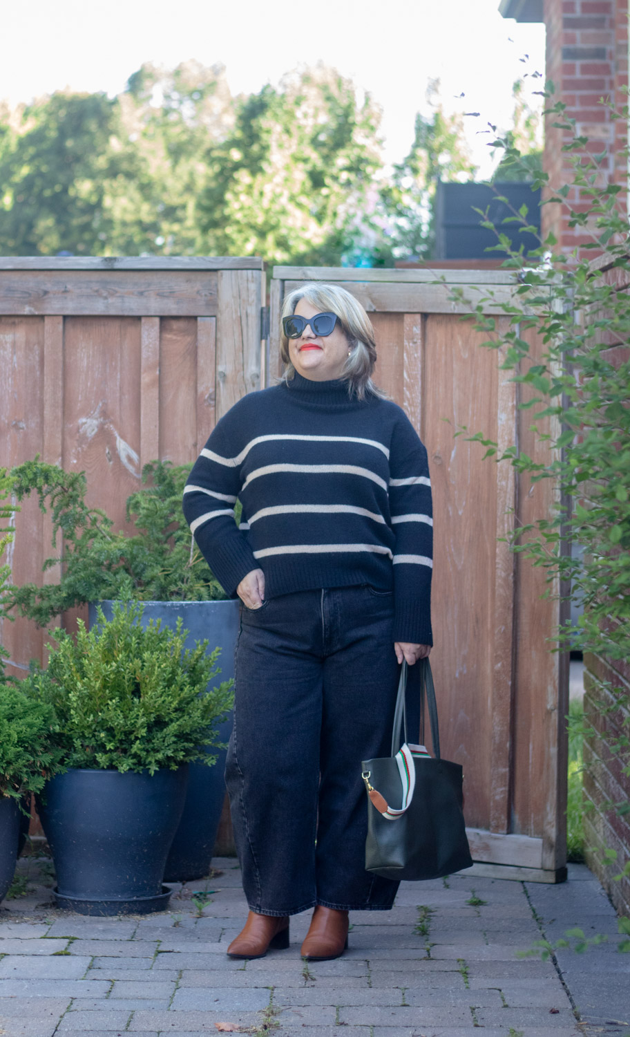 autumn barrel leg jeans outfit with stripe sweater