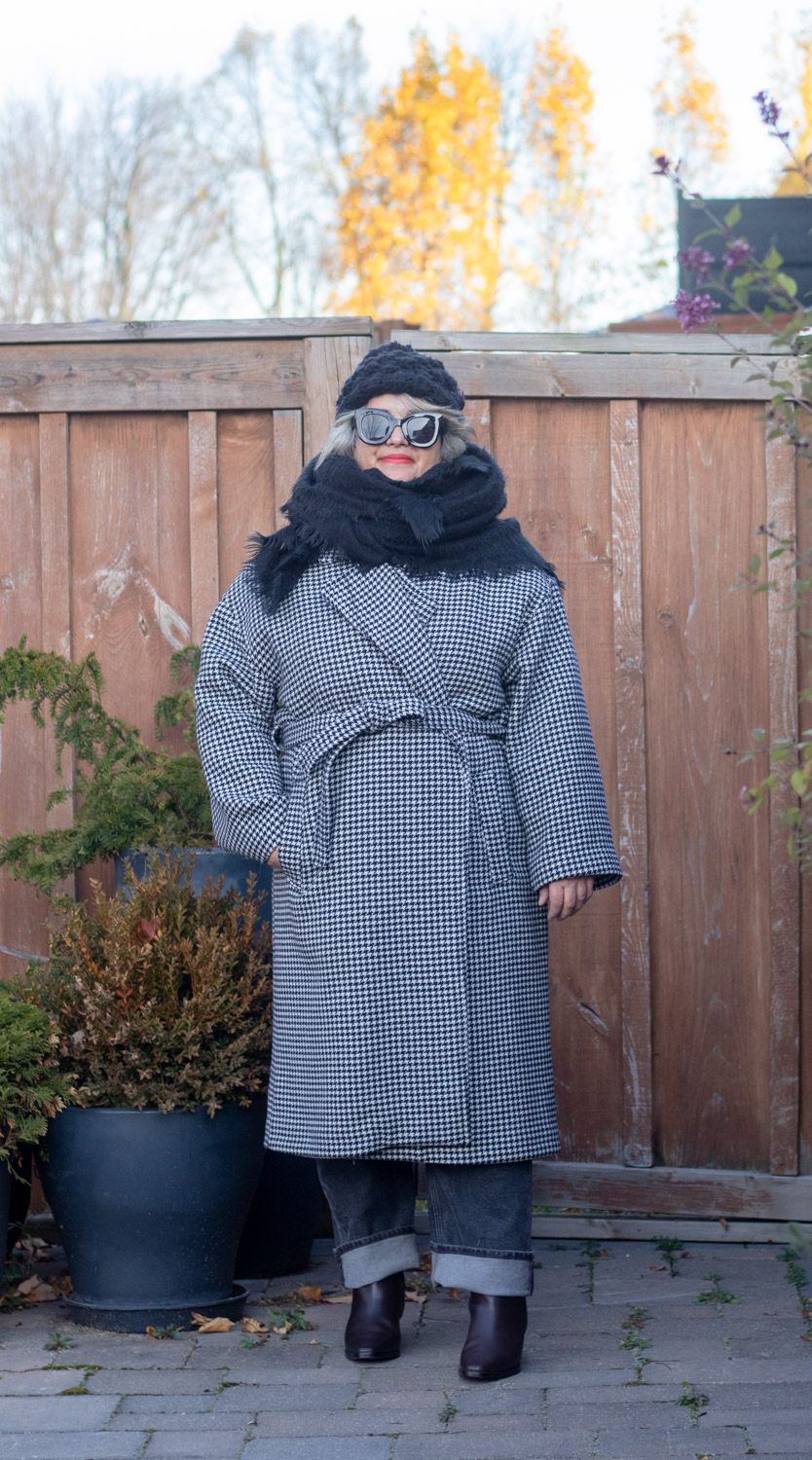 black and white houndstooth and black accessories